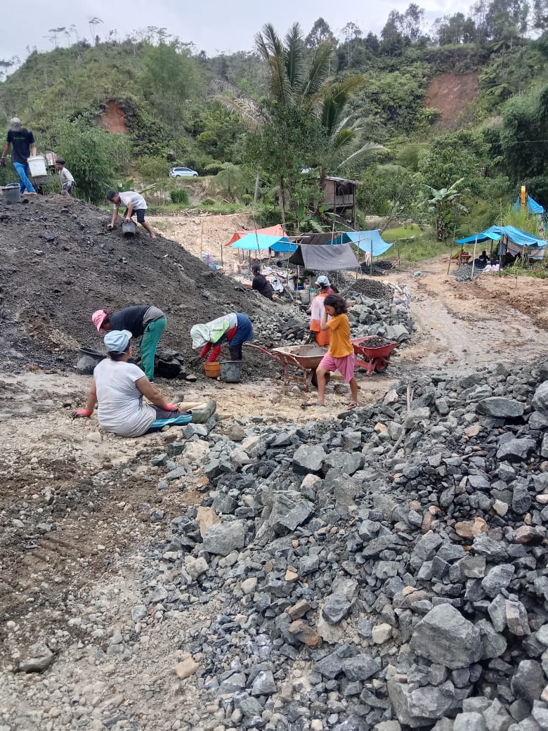 KADES KANAN ANTON MEMPERDAYAKAN MASYARAKATNYA UNTUK MENGERJAKAN GALIAN BATU UNTUK DIJADIKAN CIPPING UNTUK MENDAPATKAN UANG TAMBAHAN BAGI MASYARAKATNYA