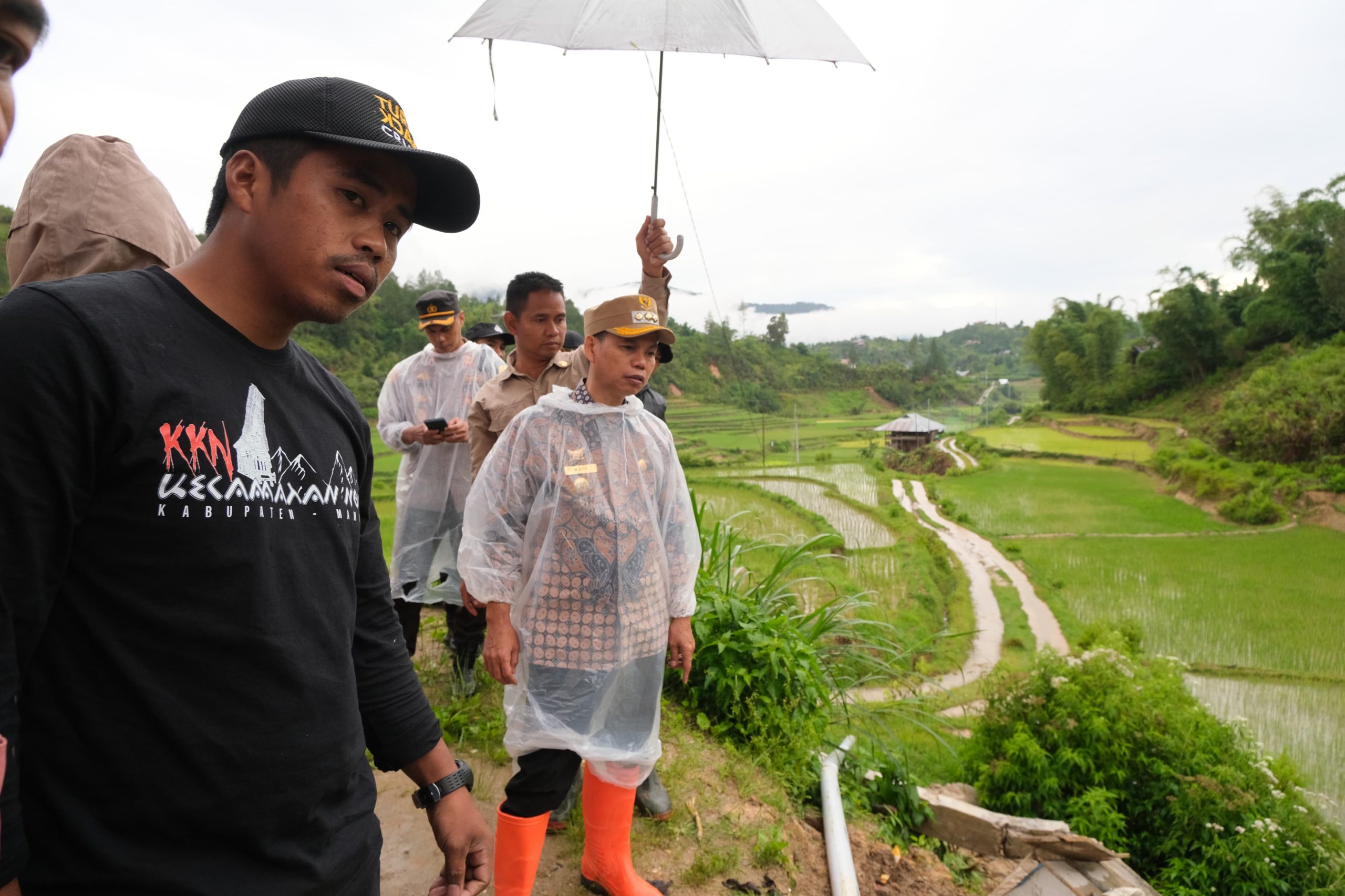 Terjun langsung kunjungi Korban Banjir, Pj Bupati Mamasa: Mesti Bahu Membahu Membantu Saudara Kita