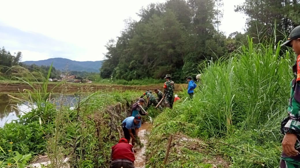 Babinsa dan Warga Gotong Royong Bersihkan Saluran Air untuk Mendukung Ketahanan Pangan