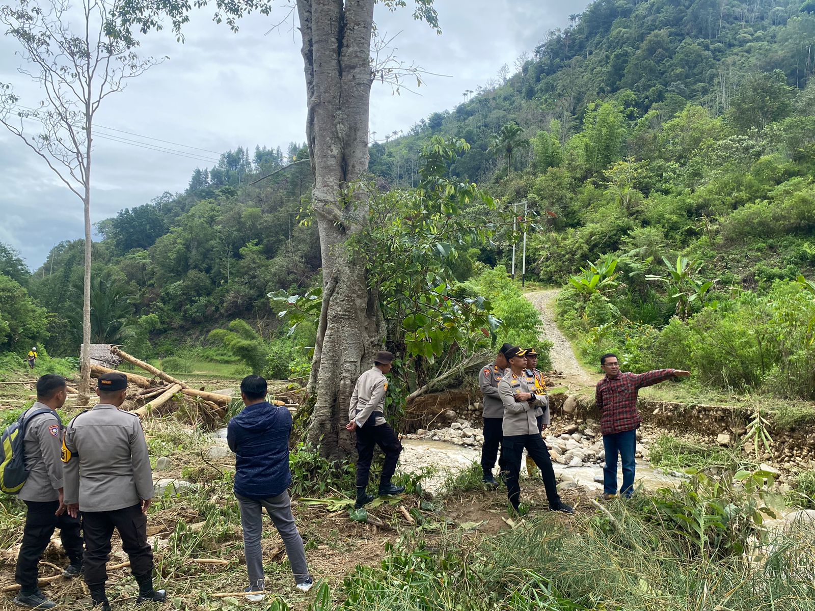 Kapolres Mamasa Terjun Langsung Tinjau Lokasi Air Terjun Sambabo Meluap