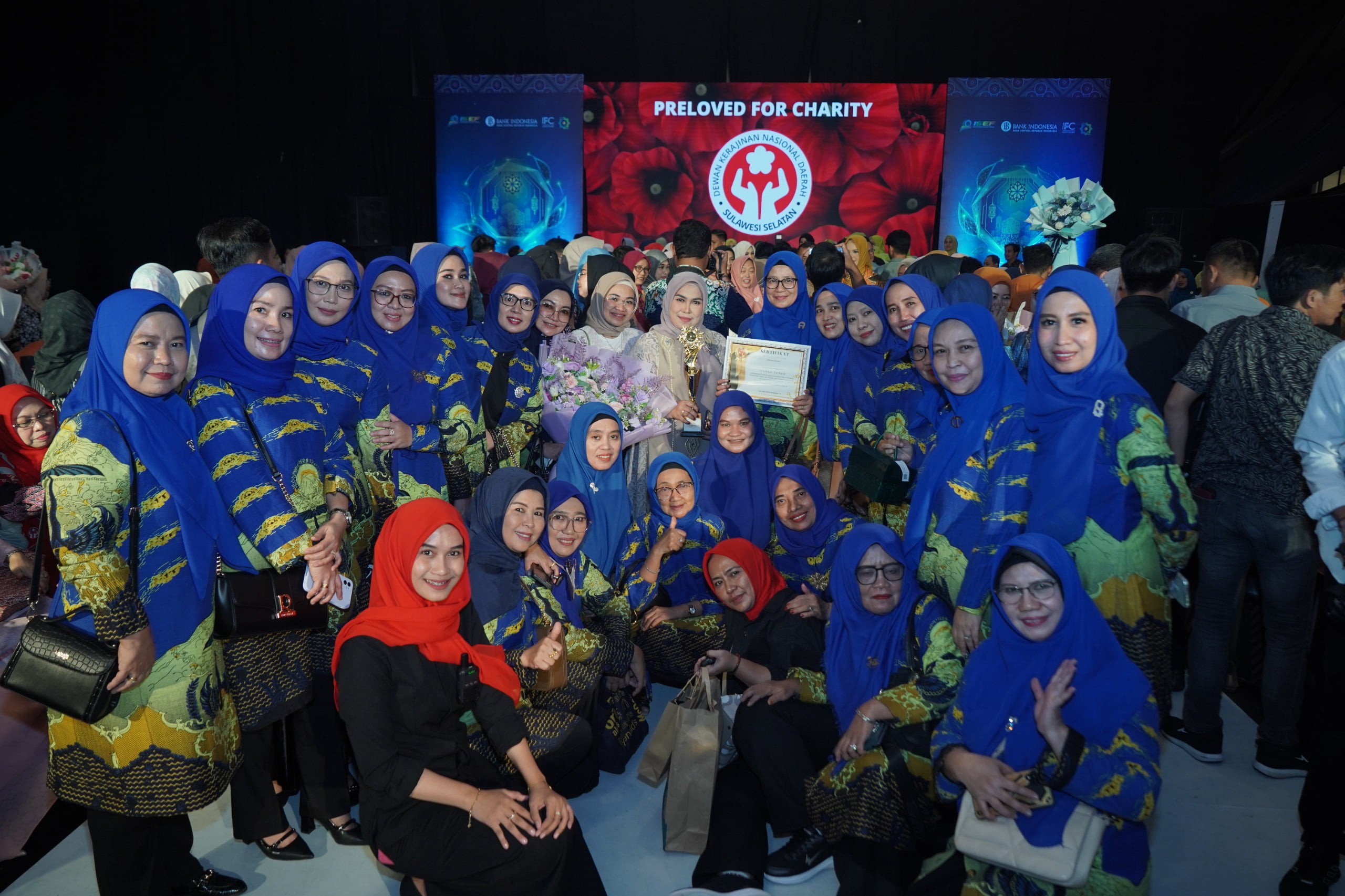 Aisyah Saleh Raih Penghargaan Fashion Show Dekranasda