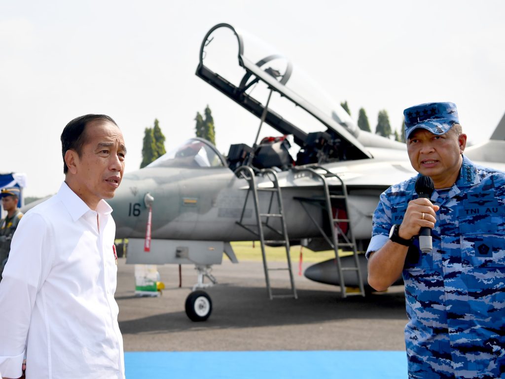 Presiden Jokowi Melihat Langsung Kesiapan Alutsista di Pangkalan TNI AU Iswahjudi