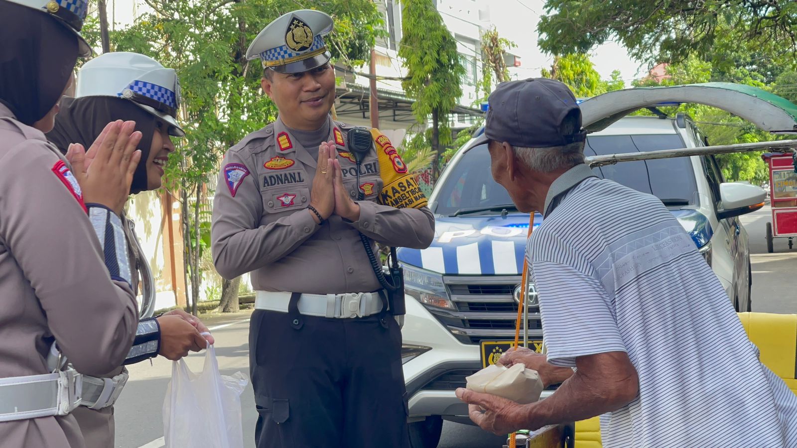 Jumat Berkah, Sat Lantas Polres Parepare Berbagi Kepada Kalangan Daeng Becak