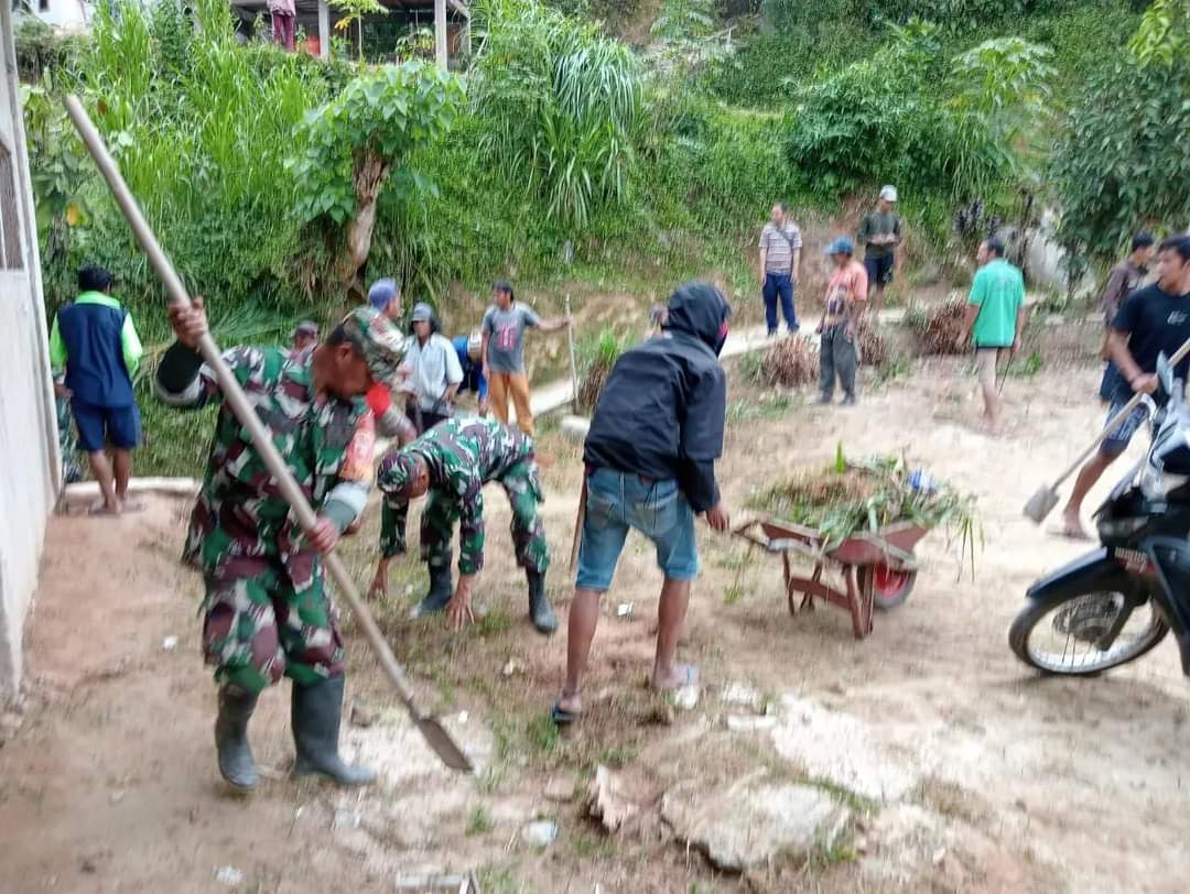 Mewujudkan Lingkungan Bersih Babinsa Ajak Masyarakat Kerja Bakti Membersihkan Pasar