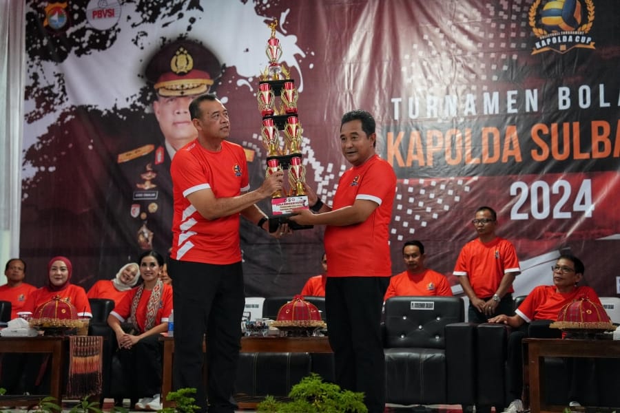 Pembukaan Turnamen Bola Voli Kapolda Sulbar Cup 2024, Bahtiar: Event Olahraga Gerakkan Ekonomi dan Perkuat Kebersamaan di Sulbar
