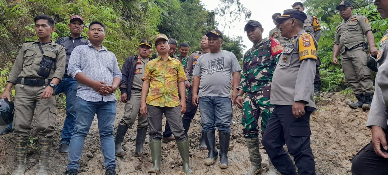 Kapolsek Aralle dampingi Pj Bupati Mamasa Tinjau Lokasi Tanah Longsor