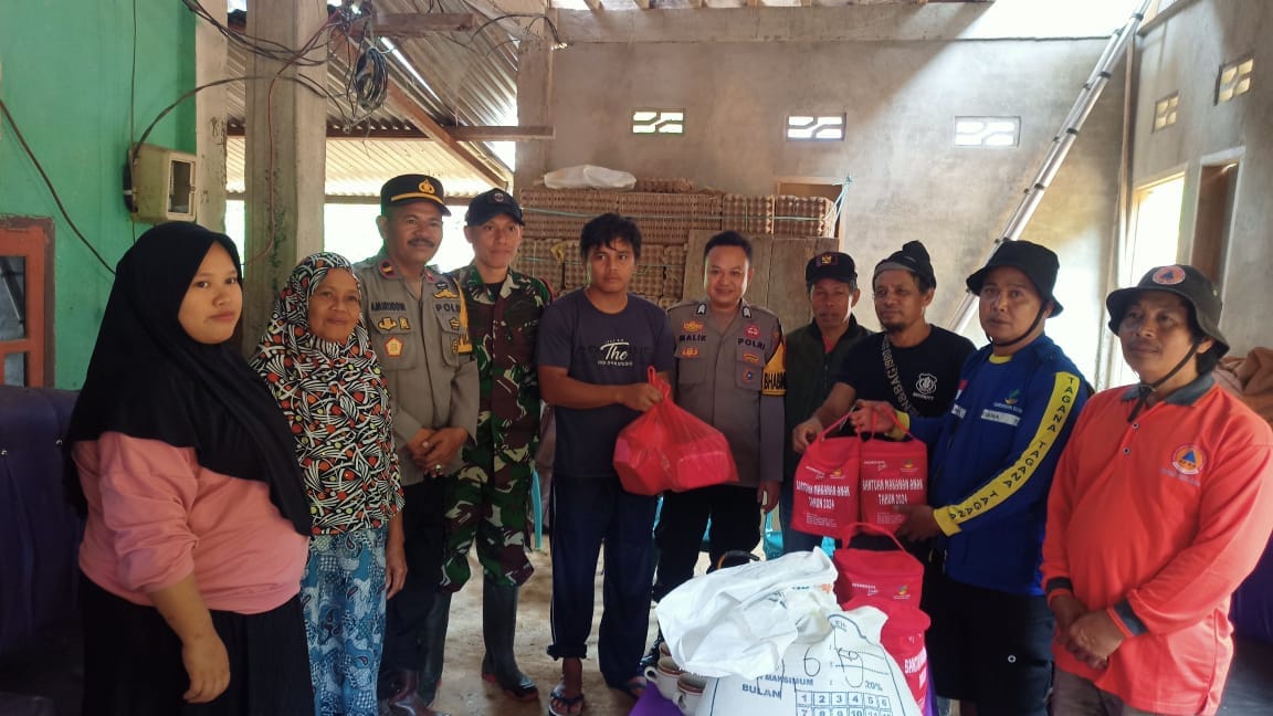Personel Polsek Aralle Laksanakan Pendampingan Penyaluran Bantuan Kepada Korban Bencana Tanah Longsor