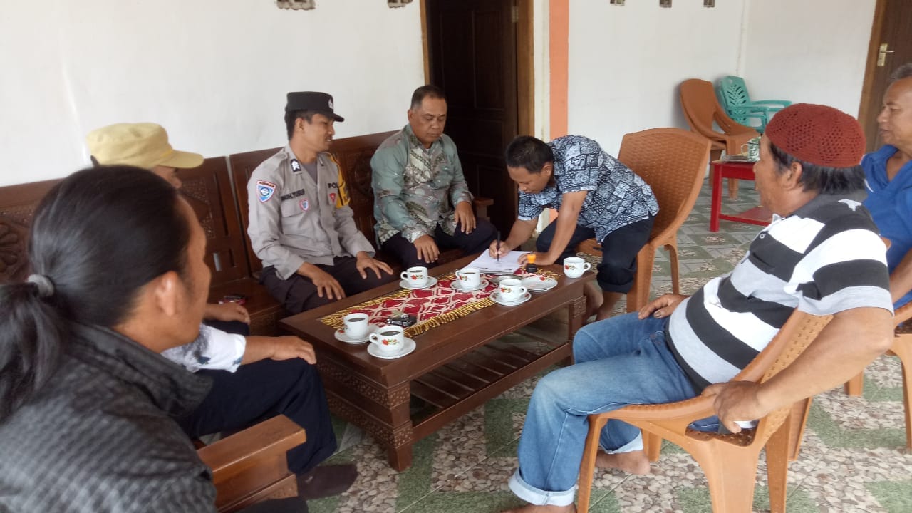 Problem Solving Bhabinkamtibmas Polsek Aralle Mengenai Laka Lantas di Wilkum Polsek Aralle Berujung Damai