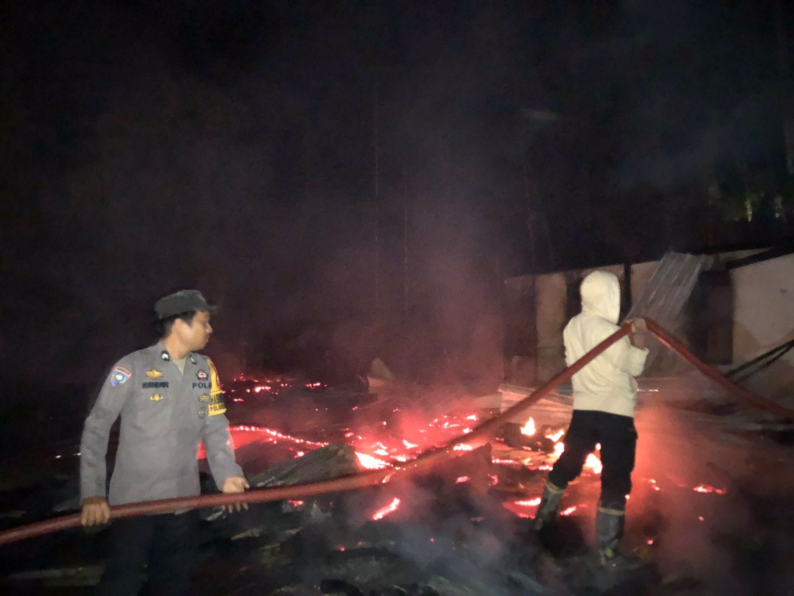 Respon Cepat, Personel Polres dan Polsek Mamasa Datangi TKP Kebakaran 3 Unit Rumah di Dusun Tanete