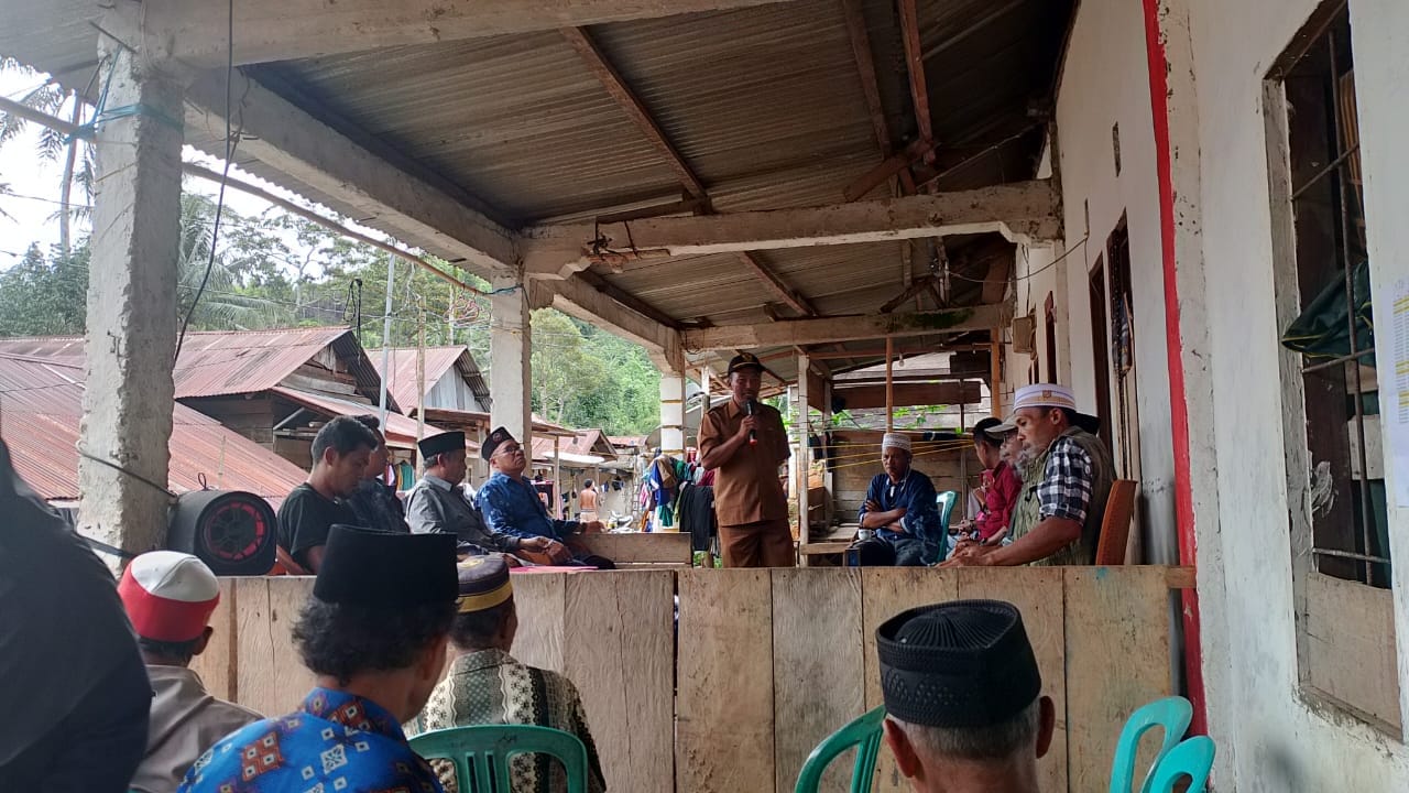 Kades Plt Desa Uhaidao Najamuddin membagikan kepada Ke Dua Kelompok Tani Desa Uhaidao yaitu bantuan bibit Kakao sambung pucuk