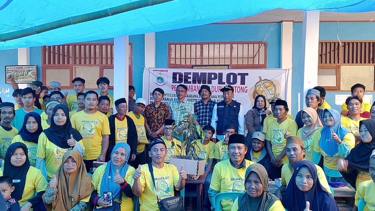 Desa Uhaidao Mengadakan kegiatan Pengembangan Demplot Durian Otong Dikantor Desa Uhaidao
