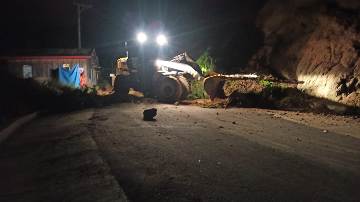 Personel Polsek Mambi Tanggap Cepat Datangi TKP Bencana Alam Tanah Longsor Yang Terjadi di Wilkum Polsek Mambi