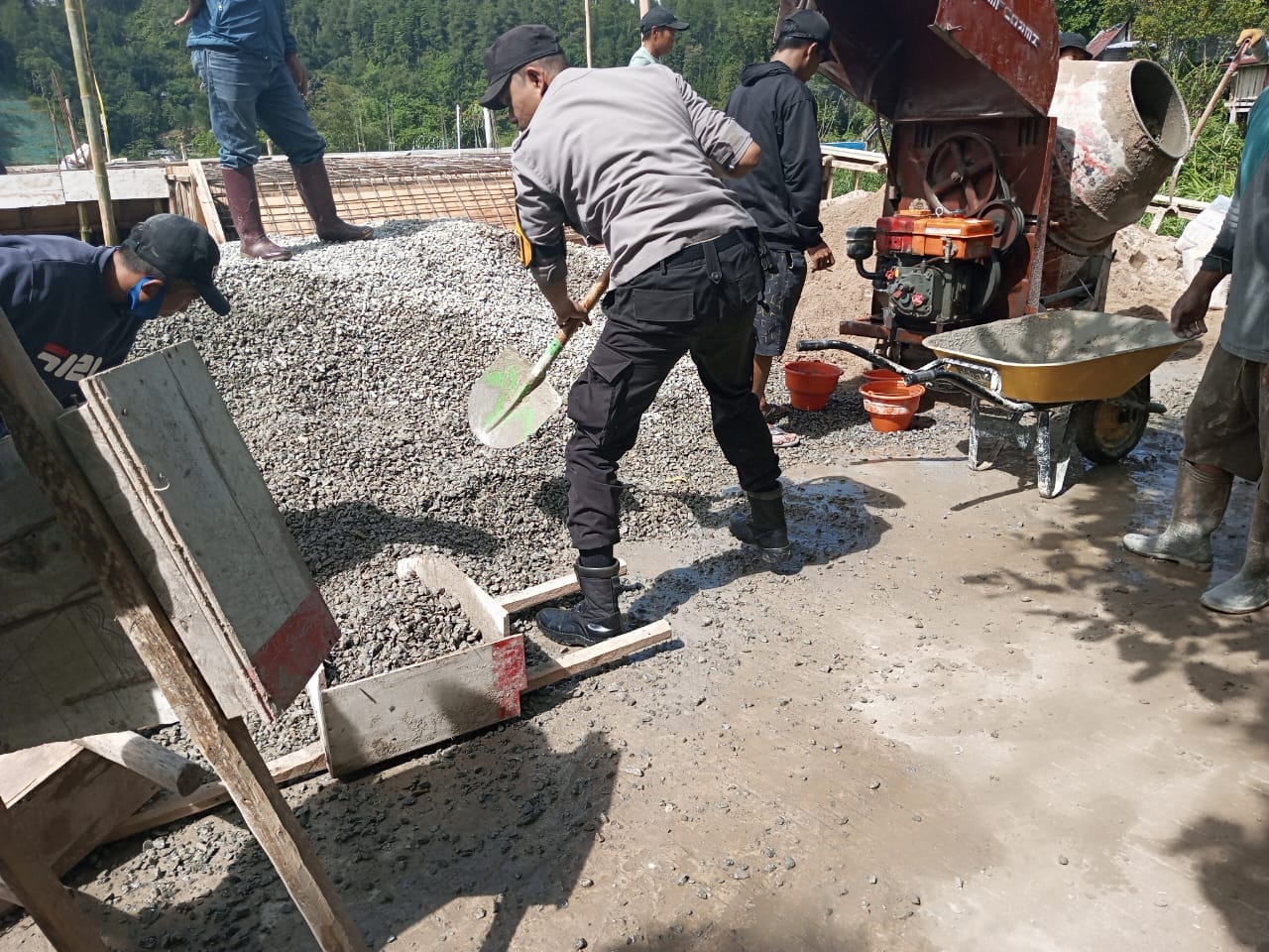 Gotong Royong Bhabinkamtibmas Polsek Mamasa Bersama Warga Merenovasi Bangunan Kantor Desa