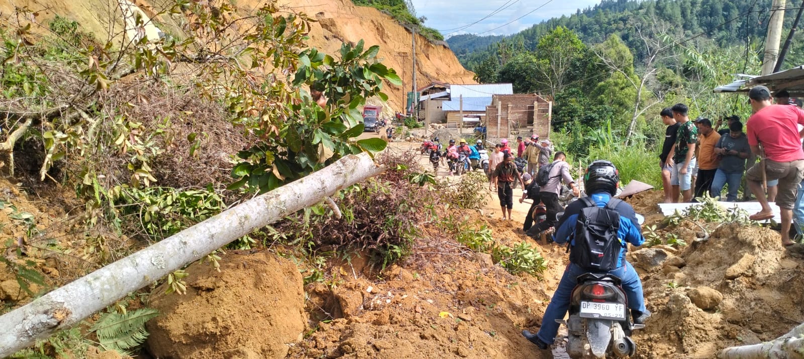 Personel Polsek Mambi Datangi TKP Bencana Alam Tanah Longsor Yang Terjadi di Wilkum Polsek Mambi