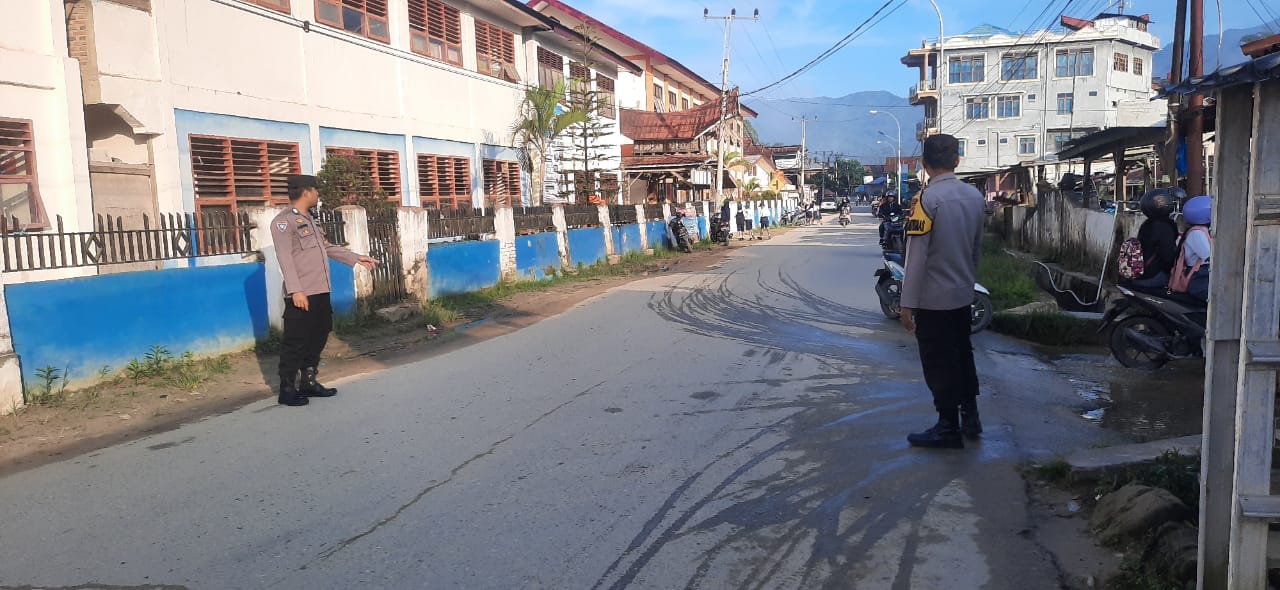 Personel Polsek Mamasa Laksanakan Pengaturan Ag Pagi Guna Menjaga Keamanan dan Kelancaran Masyarakat Pengguna Jalan