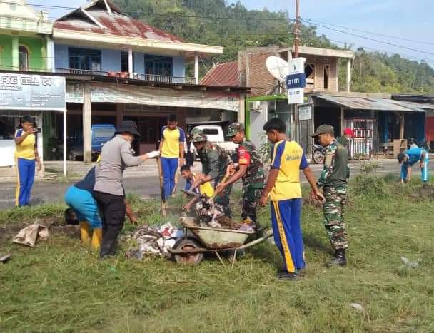 Pedulian Terhadap Lingkungan, Babinsa Koramil Sumarorong Gelar Karya Bakti Bersihkan Saluran Air