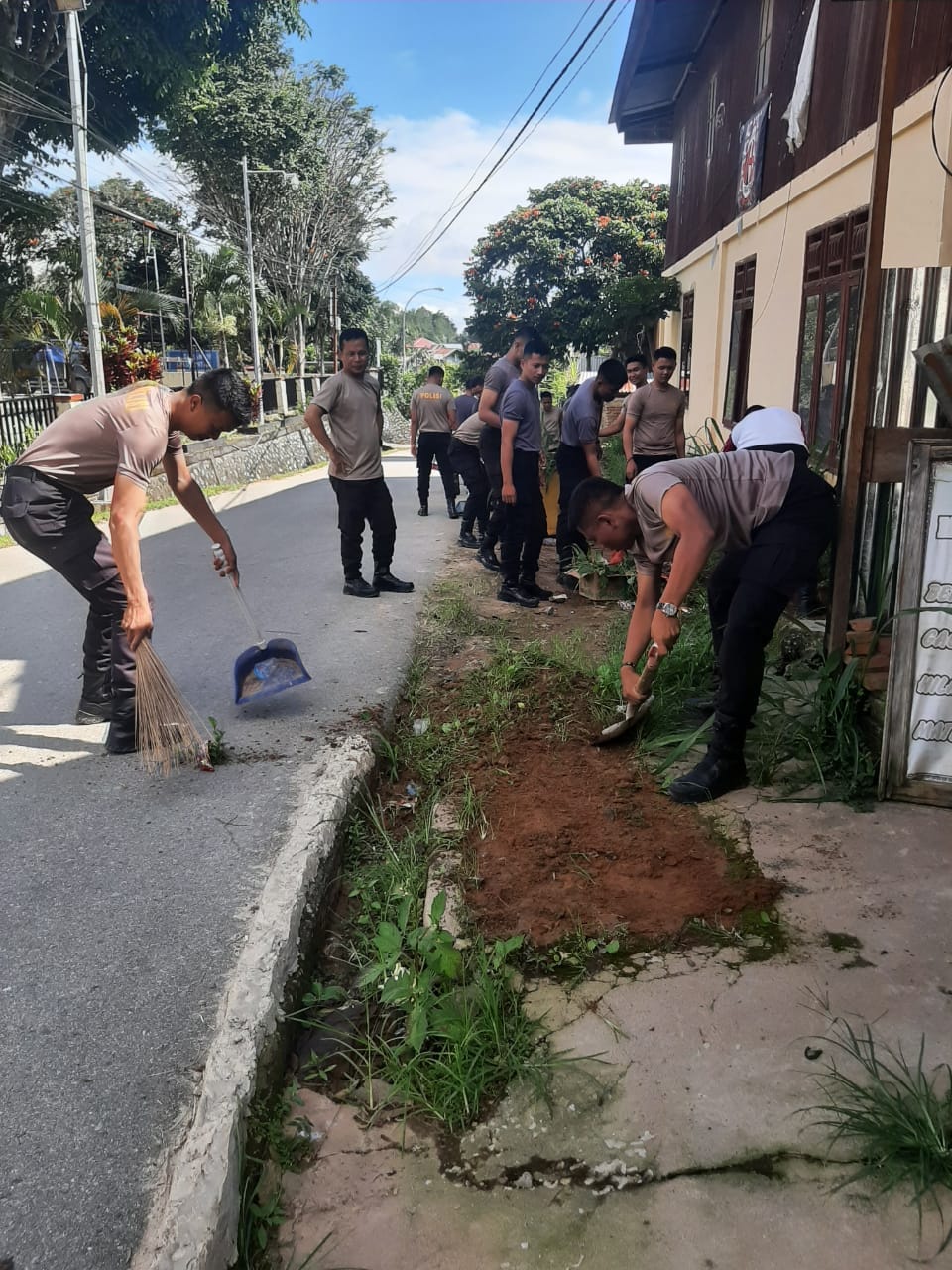 Samapta Polres Mamasa Gelar Kerja Bakti Massal Peringati Hari Bhayangkara Ke 78