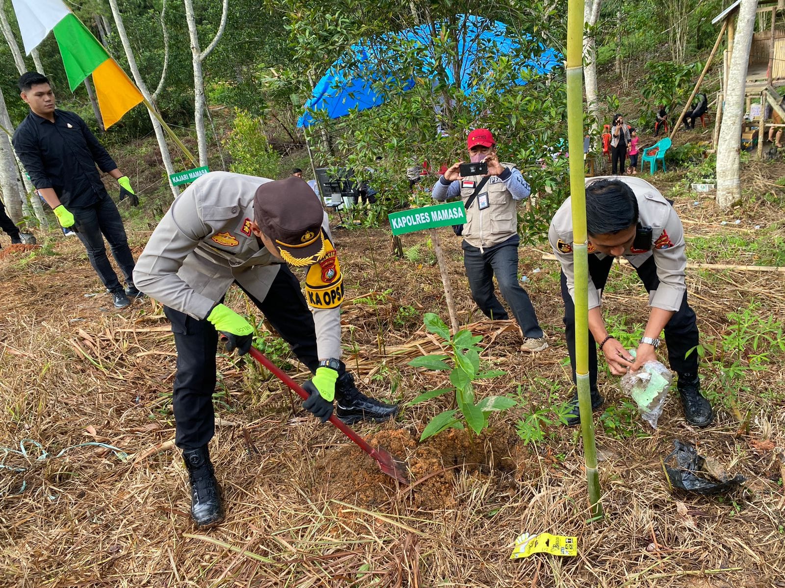 Dalam Rangka HUT Bhayangkara Ke-78 Polres Mamasa Laksanakan Penanaman Pohon Bersama