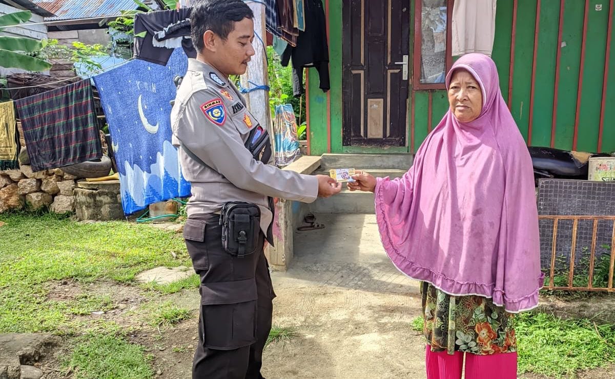 Bhabinkamtibmas Polsek Mamuju Bagikan Kupon Daging Kurban Kepada Warga Binaannya