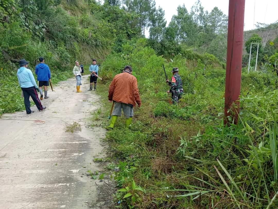 Semangat Babinsa Dan Masyarakat Bersihkan Saluran Air