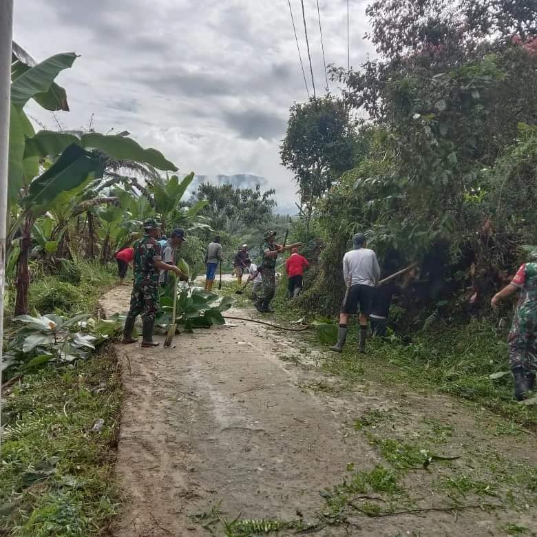 Gotong Royong Bersihkan Saluran Air, Upaya Babinsa Koramil Sumarorong Tingkatkan Kebersihan dan Kebersamaan Bersama Warga