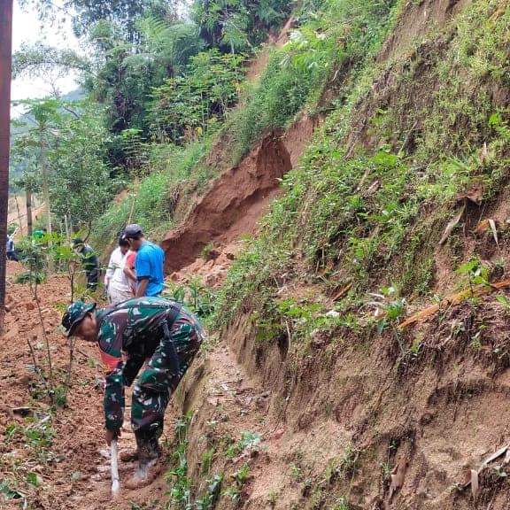 Pembersihan Parit Yang Terdampak Longsor, Babinsa Koramil Mambi Gotong Royong Bersama Warga