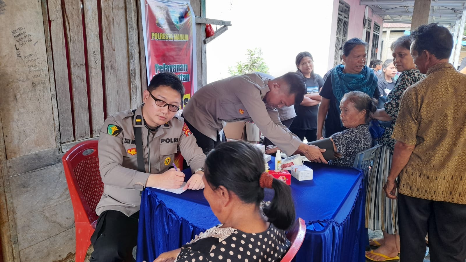Polresta Mamuju Gelar Baksos Dengan Berikan Layanan Kesehatan Gratis Di Bonehau Mamuju
