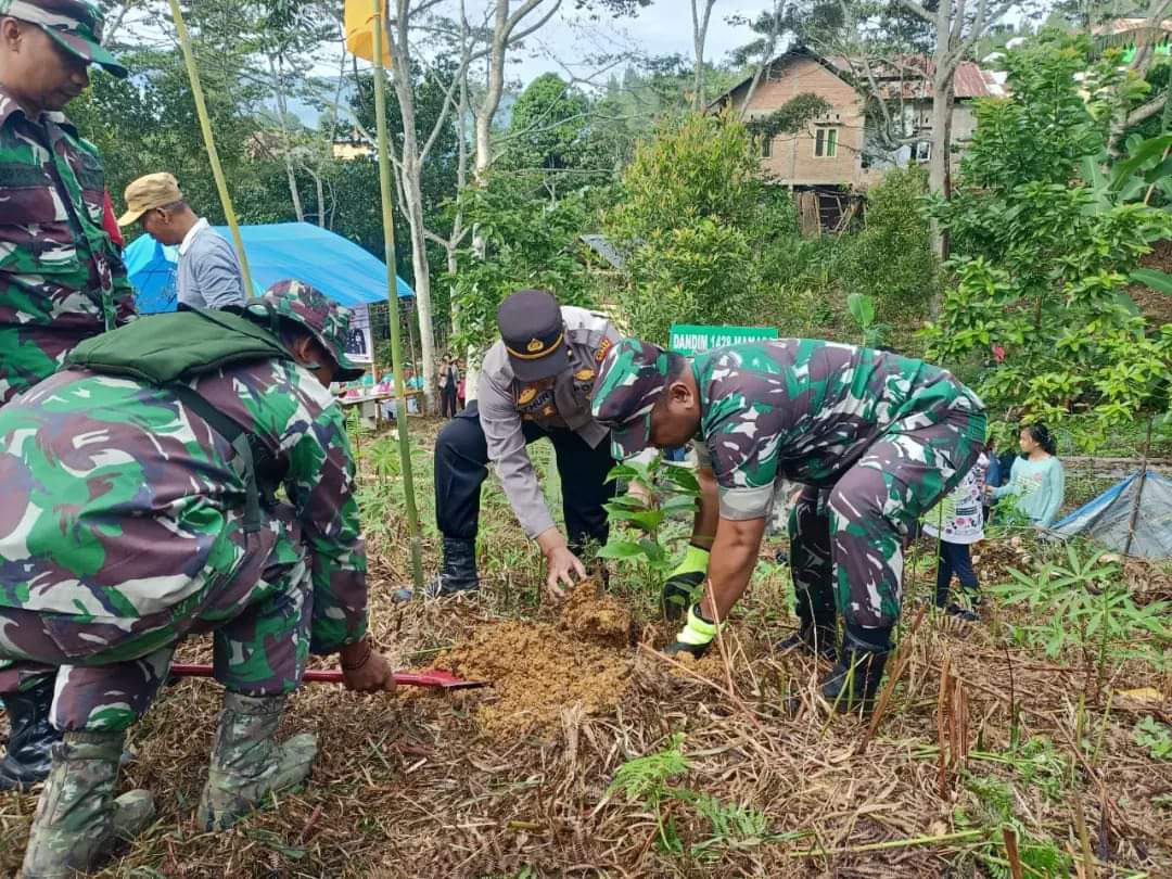 Menjaga lingkungan Tetap sejuk, Dandim Mamasa Ikut Melaksanakan Penanaman Pohon