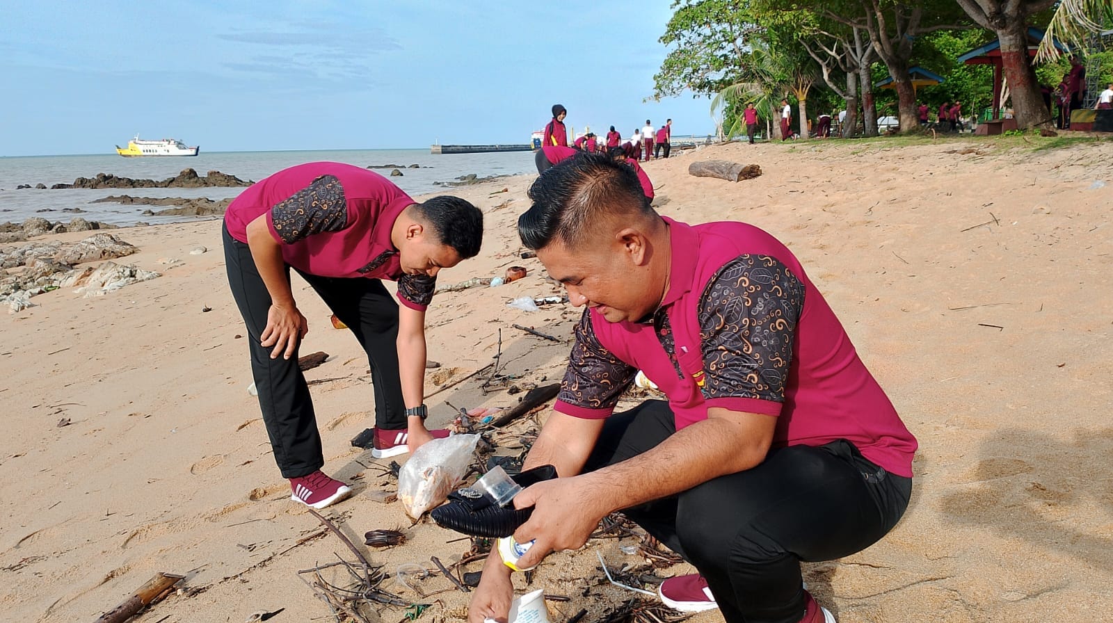 Sambut Hari Bhayangkara Ke-78,Polres Bangka Barat Bersih-Bersih Pantai Batu Rakit