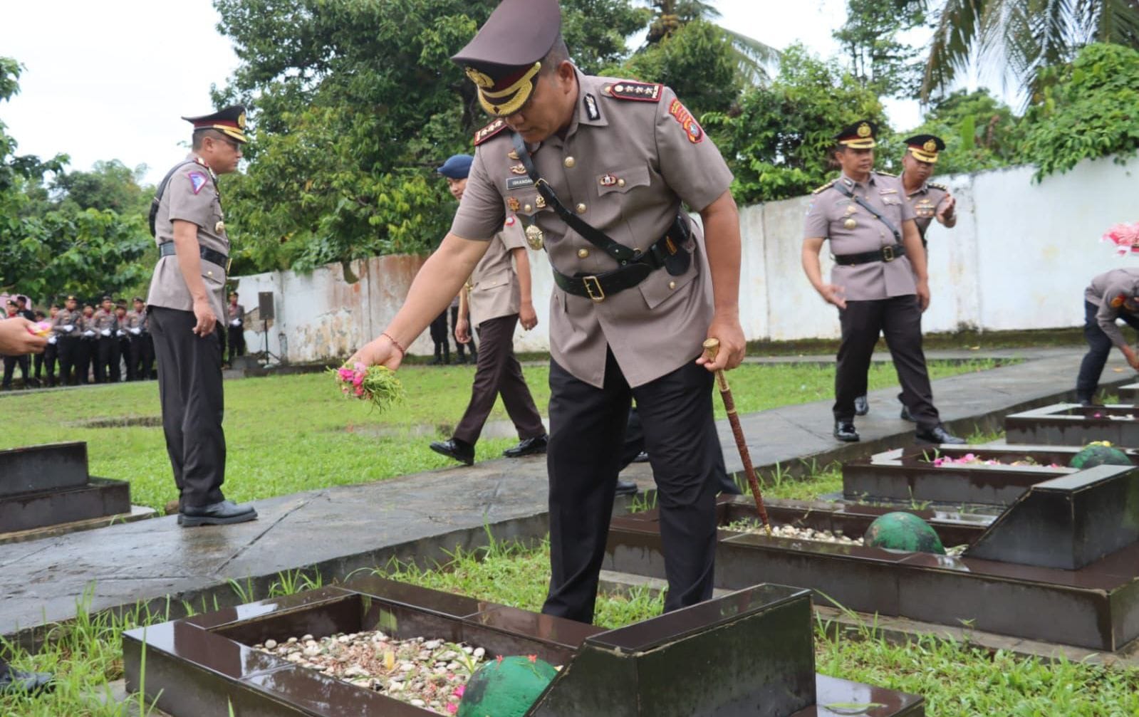 Peringati Hari Bhayangkara Ke-78, Polresta Mamuju Laksanakan Upacara Ziarah Taman Makam Pahlawan Pati’di