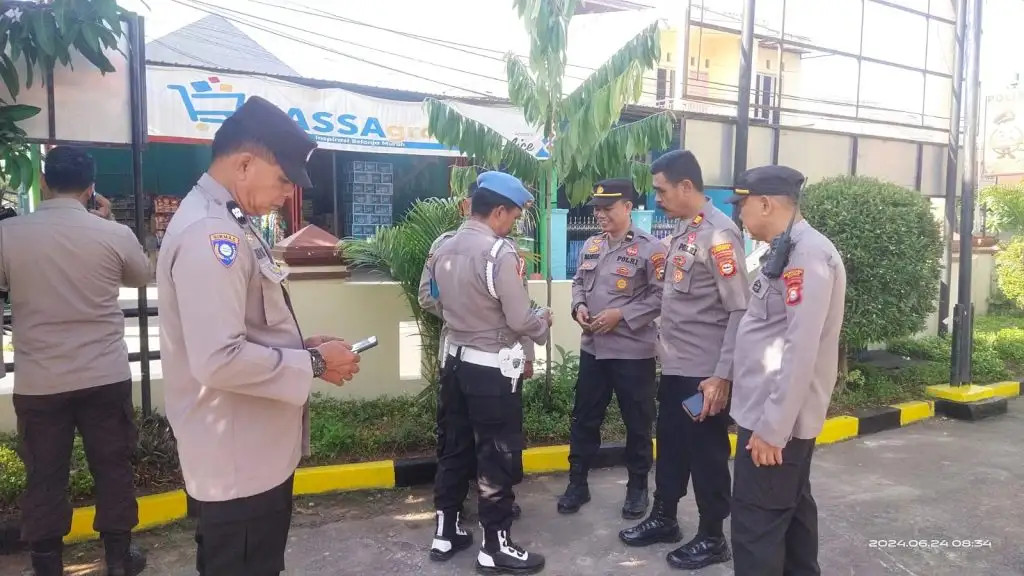 Cegah Judi Online Waka Polsek Manggala Sidak HP Anggotanya