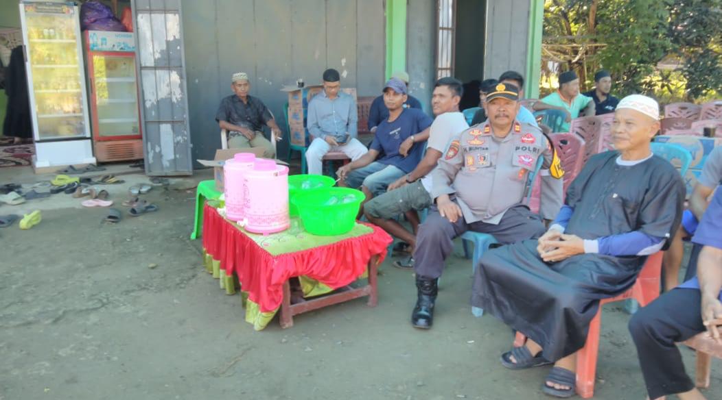 Kapolsek Tommo Polresta Mamuju Sempatkan Diri Hadir Melayat Di Dua Tempat Berbeda Warga Disamayamkan