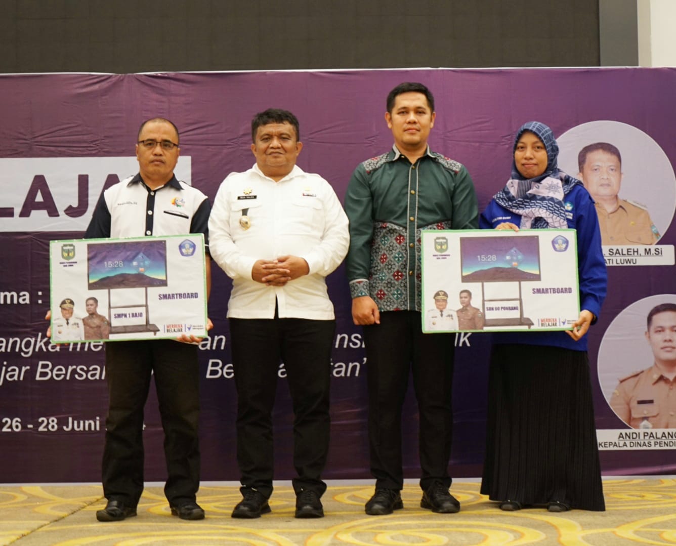 Buka Coaching Clinik Komunitas Belajar, Pj. Bupati Luwu Serahkan Smartboard