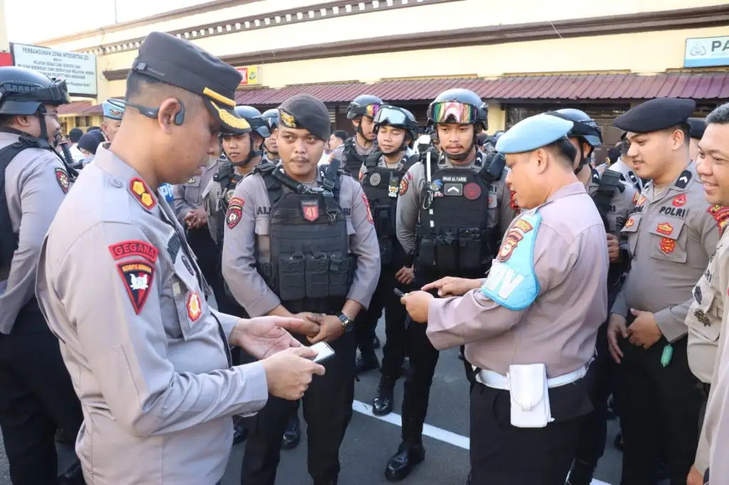 Propam Polrestabes Makassar Razia Aplikasi Judi Online di Ponsel Personil