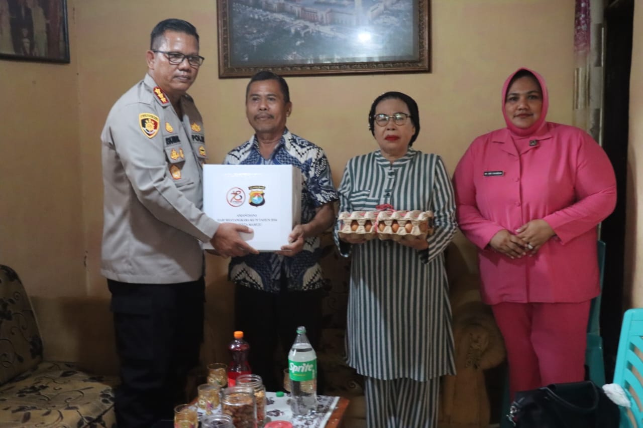 Sambut Hari Bhayangkara Ke 78, Kapolresta Mamuju Gelar Anjangsana Ke Purnawirawan Polri Dan Warakauri