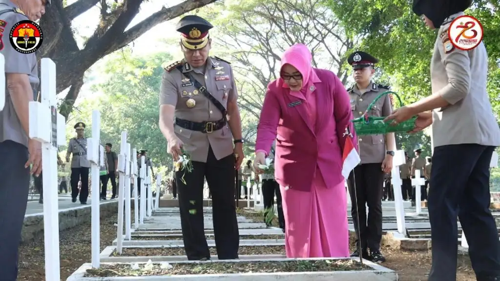 Polrestabes Makassar Ziarah dan Tabur Bunga di TMP Panaikang Jelang Hari Bhayangkara ke-78