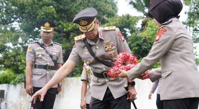Peringati Hari Bhayangkara Ke-78, Kapolda Sulbar Ziarah dan Tabur Bunga di TMP Pattidi