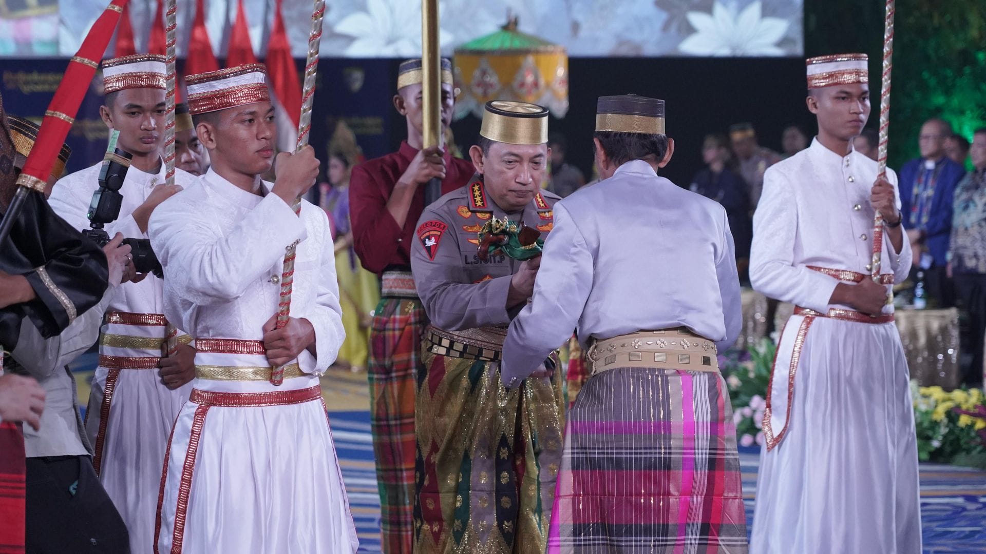 Kapolri Dianugerahi Gelar Adat-Pusaka oleh Dewan Adat dan Kerajaan di Sulawesi Selatan
