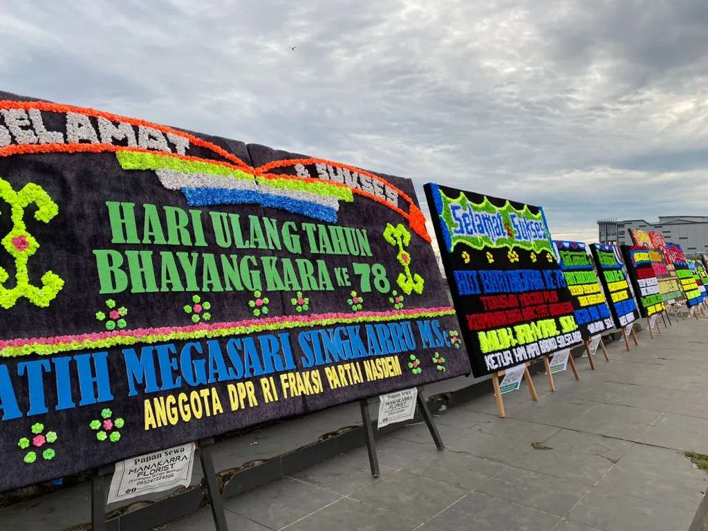 Ratusan Karang Bunga Ucapan Hari Bhayangkara ke 78 Polda Sulbar, Berderet di Anjungan ManakarraPolda Sulbar – Upacara puncak hari bhayangkara yang berfokus di anjungan pantai