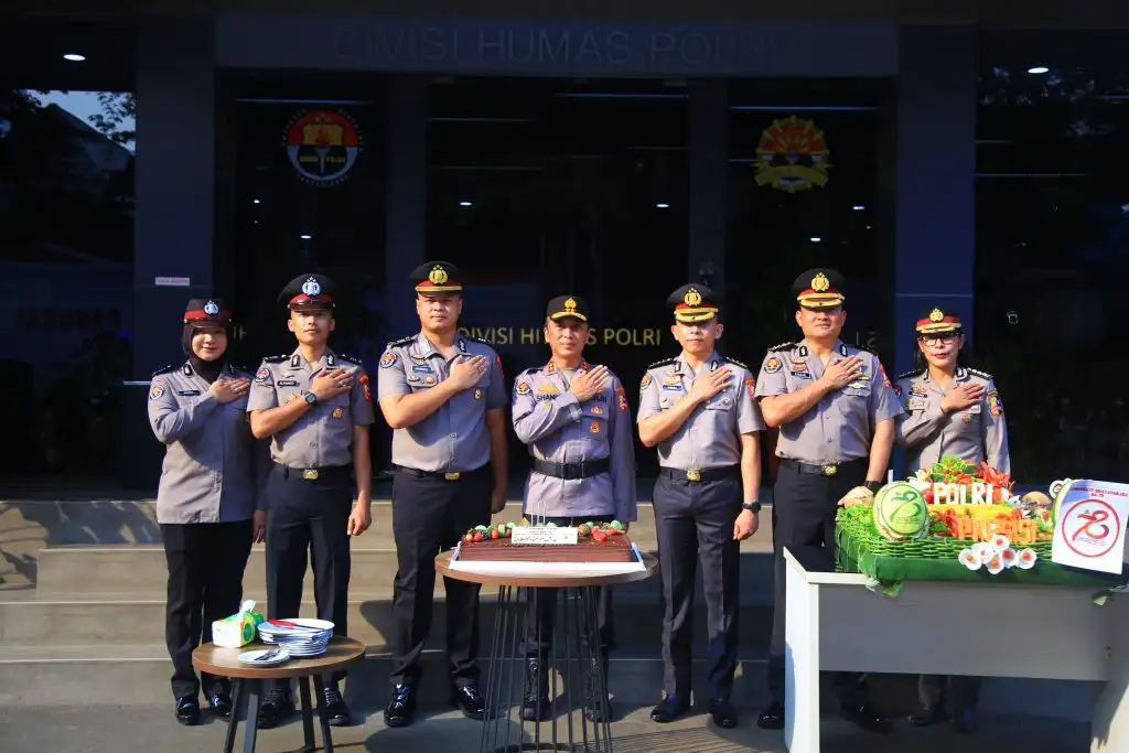 Pimpin Upacara Kenaikan Pangkat, Kadiv Humas Tegaskan Tantangan ke Depan