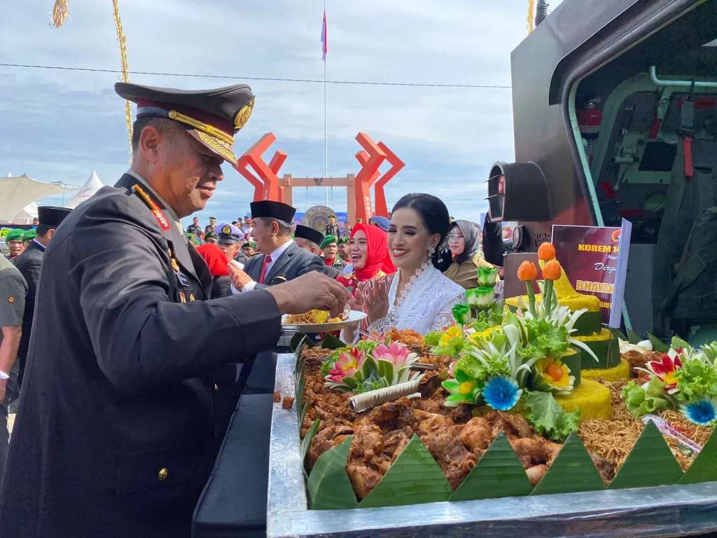 Kapolda Sulbar dapat Surprise dari Danrem di Hari Bhayangkara ke 78