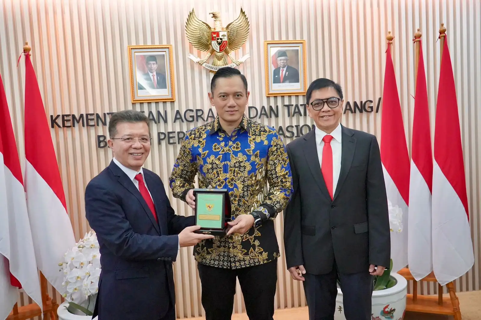 Menteri ATR/BPN Agus Harimurti Yudhoyono Terima Penghargaan Sebagai Pendorong Investasi Melalui Reforma Agraria