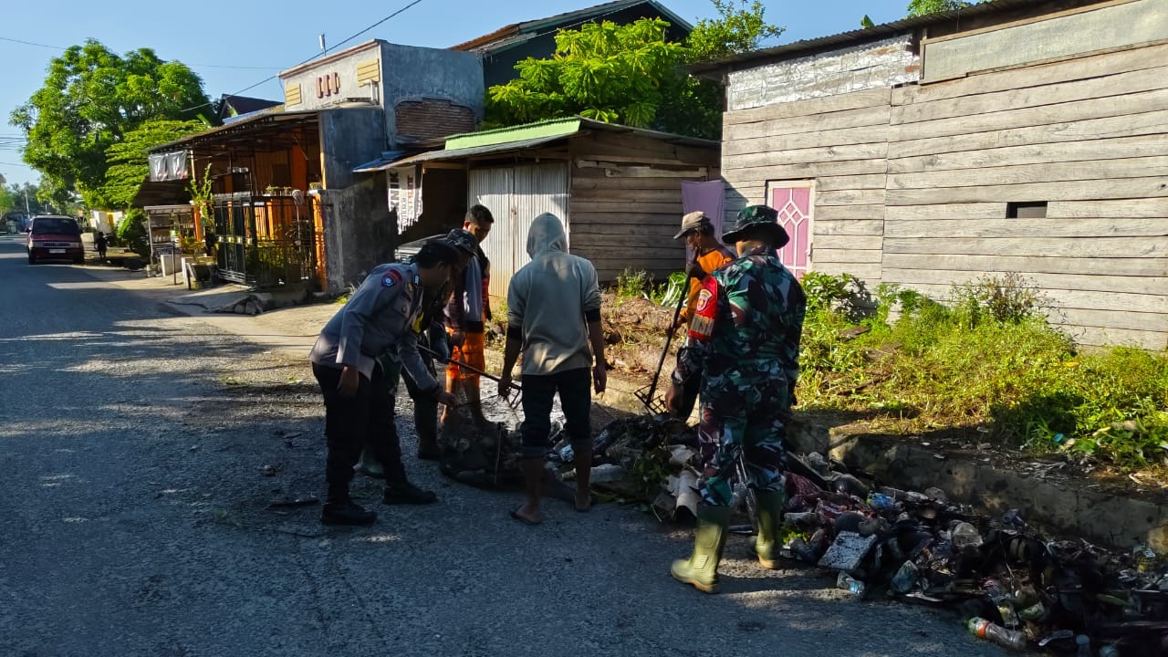 Sinergitas TNI-POLRI Bhabinkamtibmas Polsek Polewali Polres Polman Bersama Babinsa Kodim 1402 Polman Melaksanakan Kerja Bakti Di Wilayah Binaannya