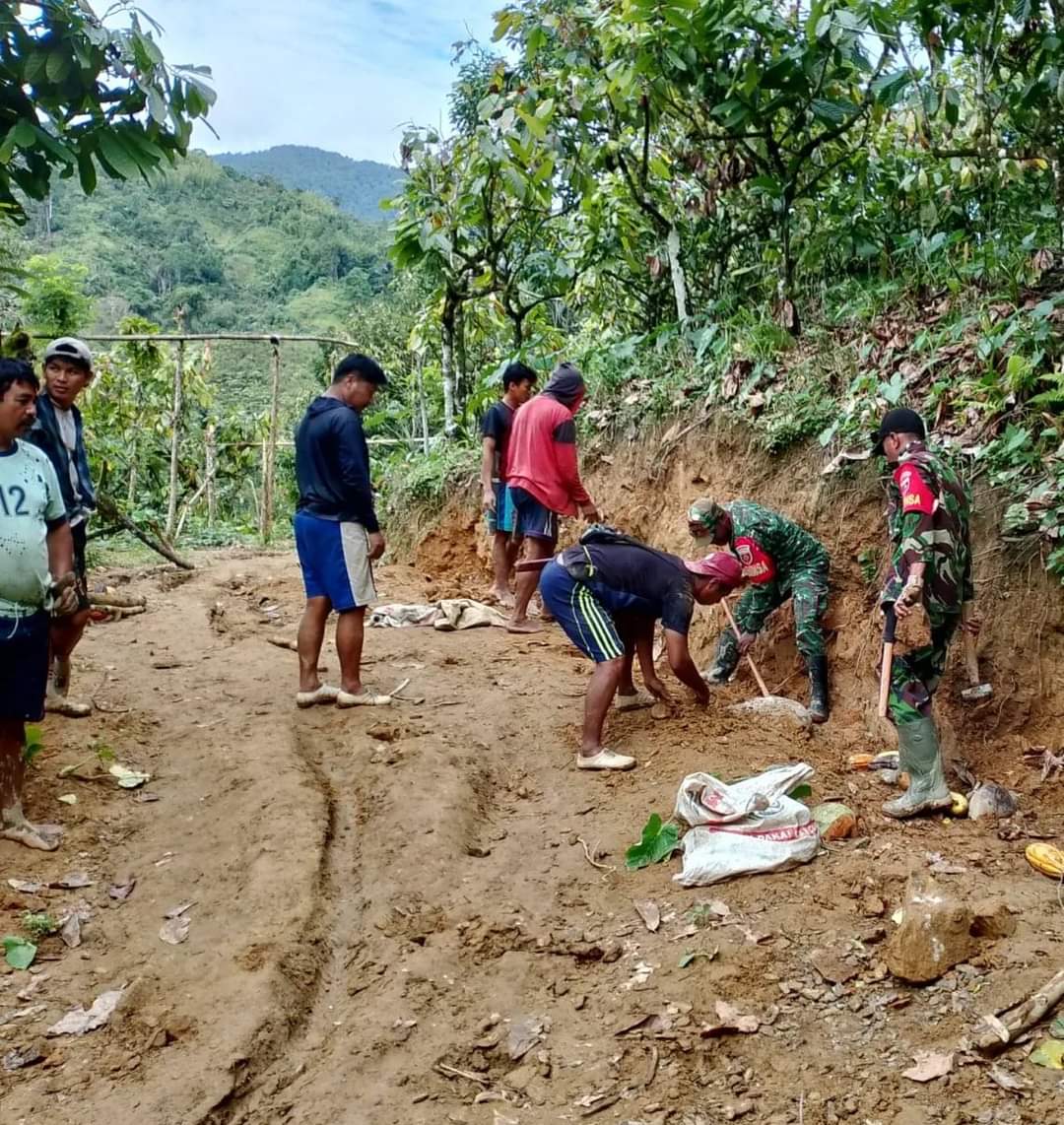 Babinsa Koramil 03/Mambi Bersama Warga Perbaiki Jalan dan Saluran Air