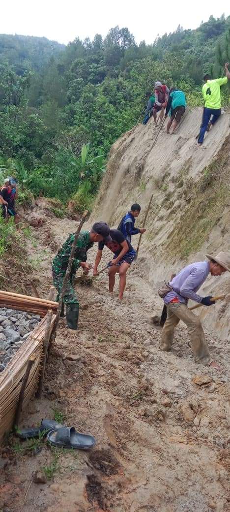 Gotong royong Babinsa Kodim Mamasa bersama masyarakat membersihkan saluran air