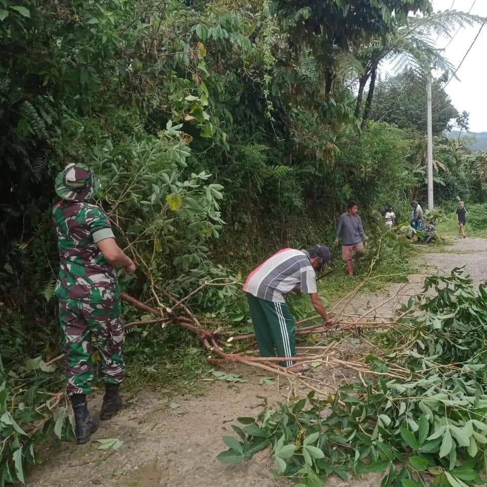 Gotong royong Babinsa dengan masyarakat bersihkan saluran air yang mulia di tumbuhi rumput liar