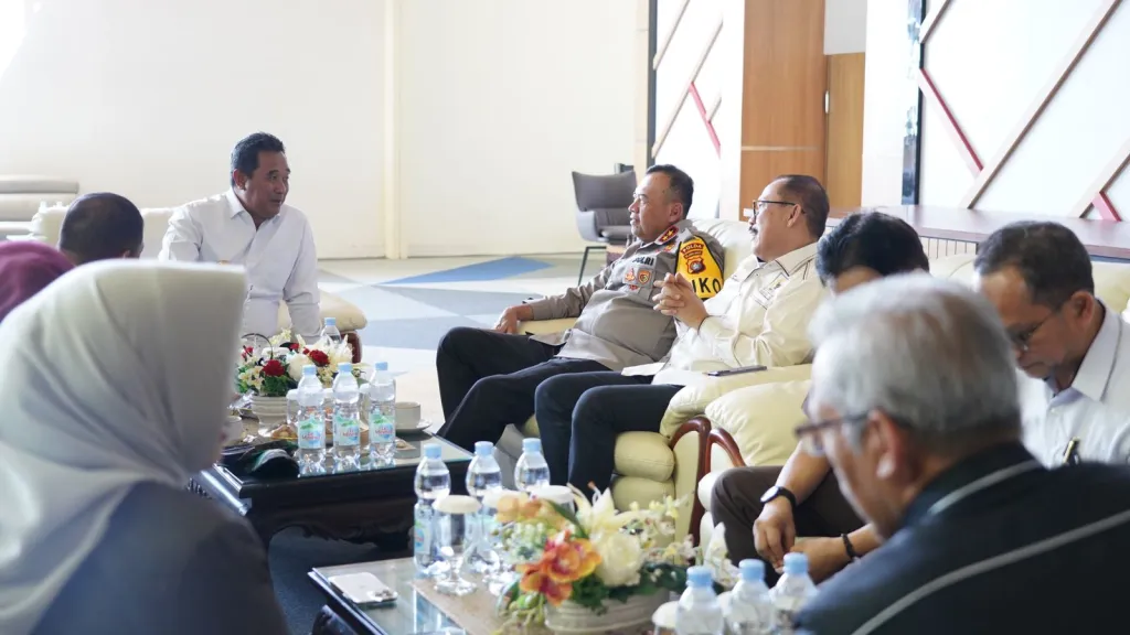 Kapolda Sulbar Turut Sambut Komisi IV DPR RI di Bandara Tampa Padang