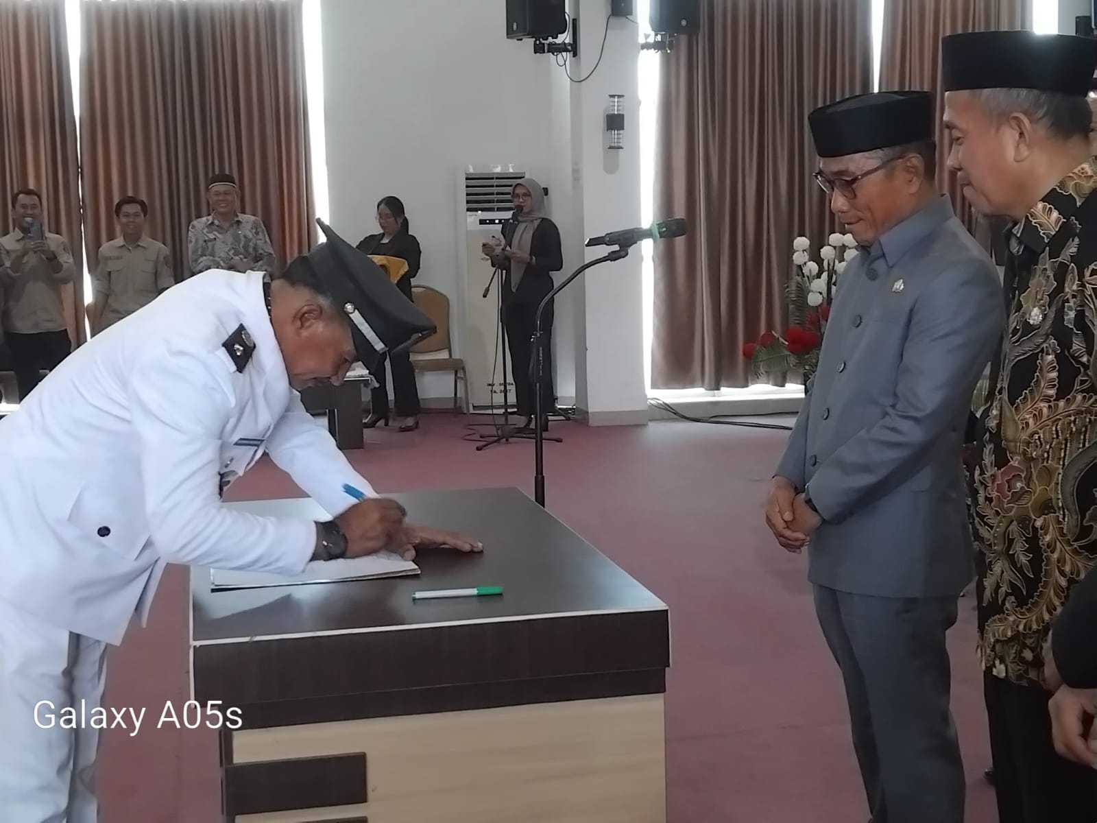 Pengukuhan Dan Penerimaan Surat Keputusan Perpanjangan Masa Jabatan 54 Kepala Desa Sekabupaten Mamuju Tengah 