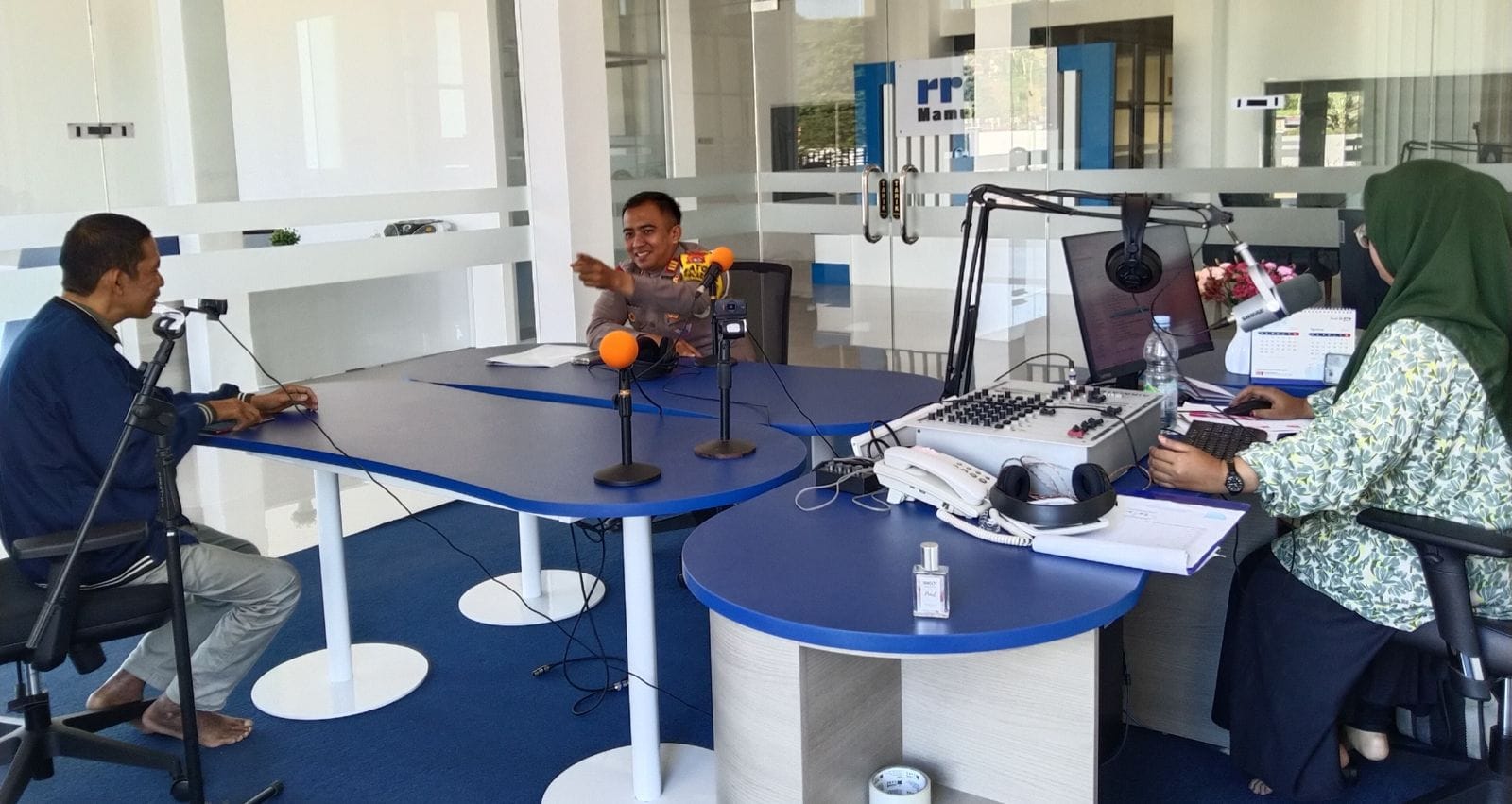 Melalui Siaran RRI, Kasat Lantas Polresta Mamuju Berikan Edukasi Pentingnya Tertib Berlalu Lintas