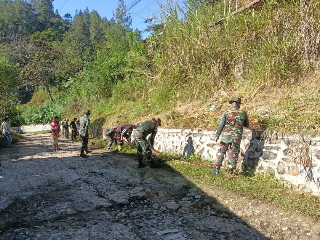 Babinsa Bersama Warga Binaan Gotong Royong Membersihkan Saluran Air